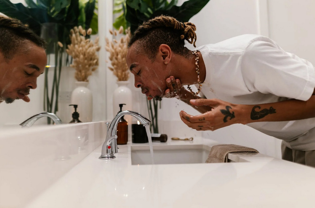 cleaning a face
